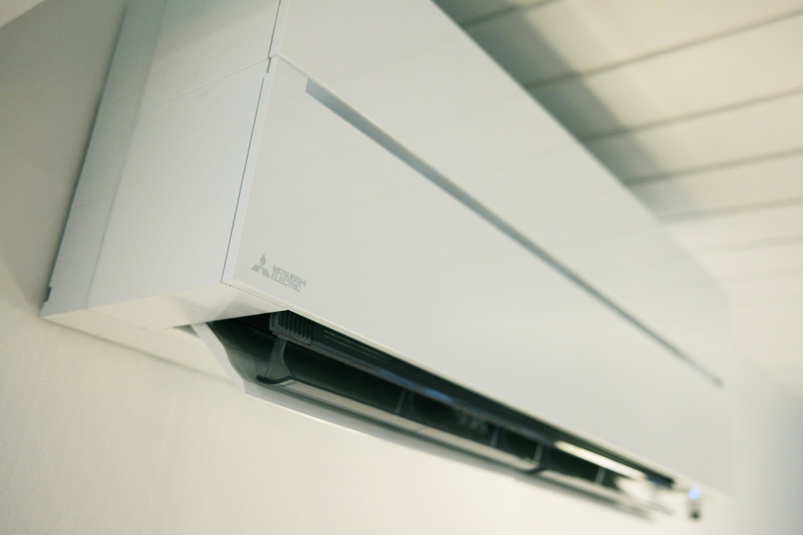 Det er installert luft til luft varmepumpe. Denne ble montert i 2024. Galleribilde