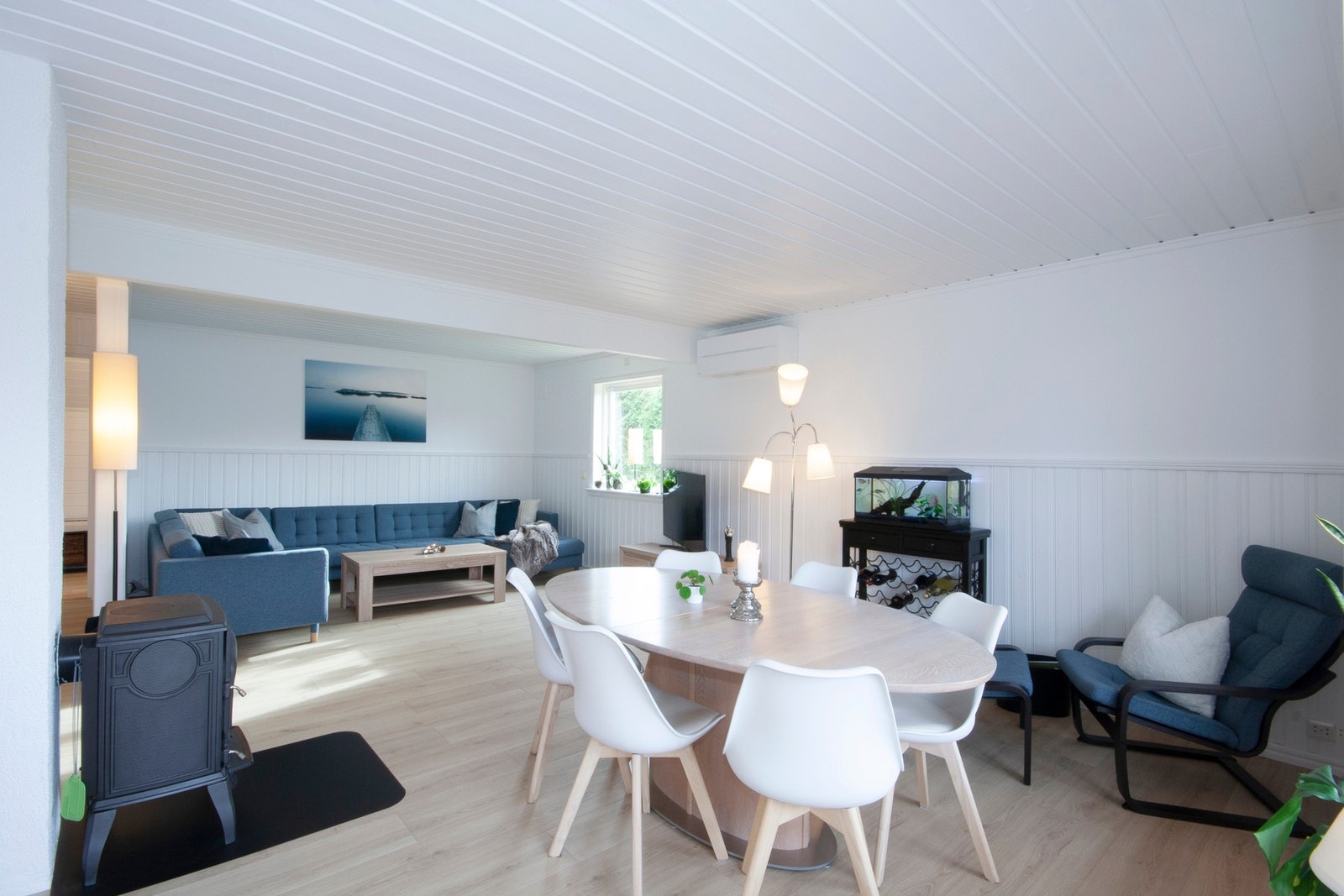 Gulv, vegger, himling og brystning i stue var i følge eier fornyet og malt 2024. Galleribilde