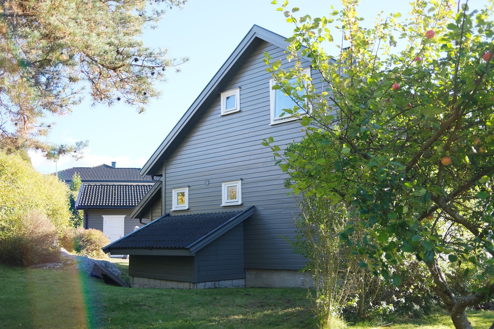 Koselig, skjermet og barnevennlig hage. I følge eier ble fasade malt i 2018. Galleribilde