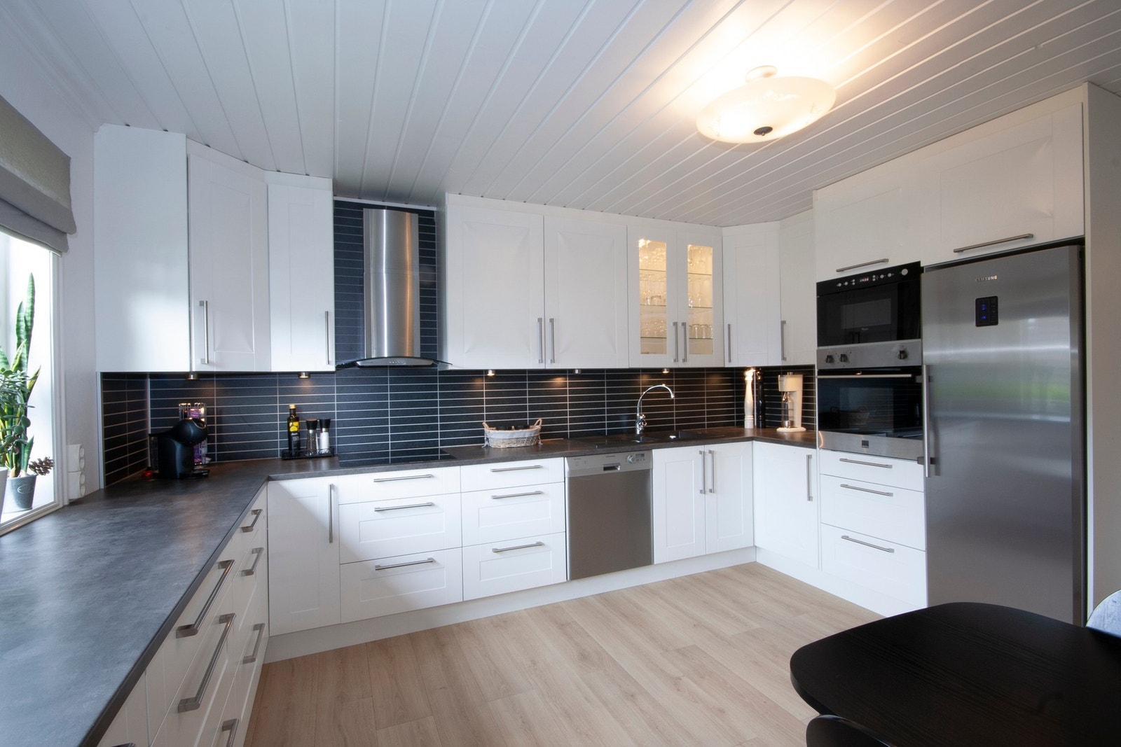 Lyst og romslig kjøkken med store arbeidsflater. Det er godt med lagringsplass i skap og skuffer. Gulvet på kjøkkenet er lagt i 2024 i følge eier. Galleribilde