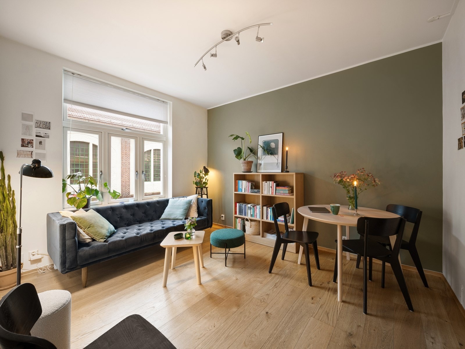 Herlig stue med god takhøyde, lun atmosfære og gode møbleringsmuligheter Galleribilde