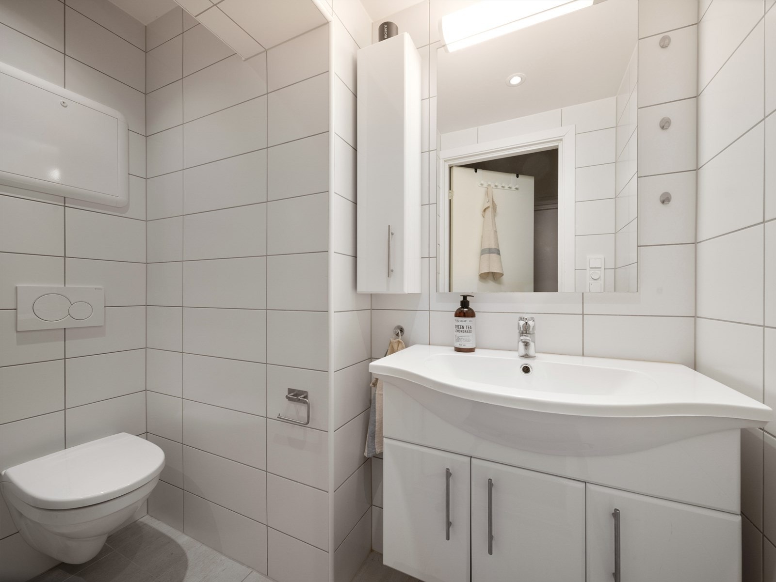 Badet har flislagte overflater med varmekabler i gulvet, samt downlights i himling Galleribilde