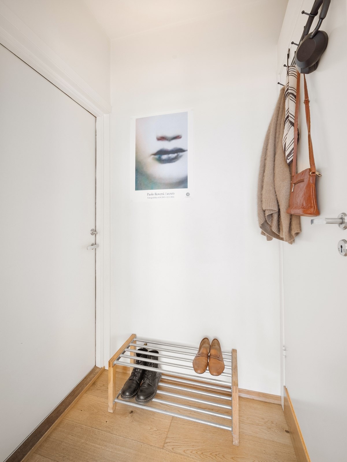 Her er det plass til å henge fra seg yttertøy og sette fra seg sko Galleribilde