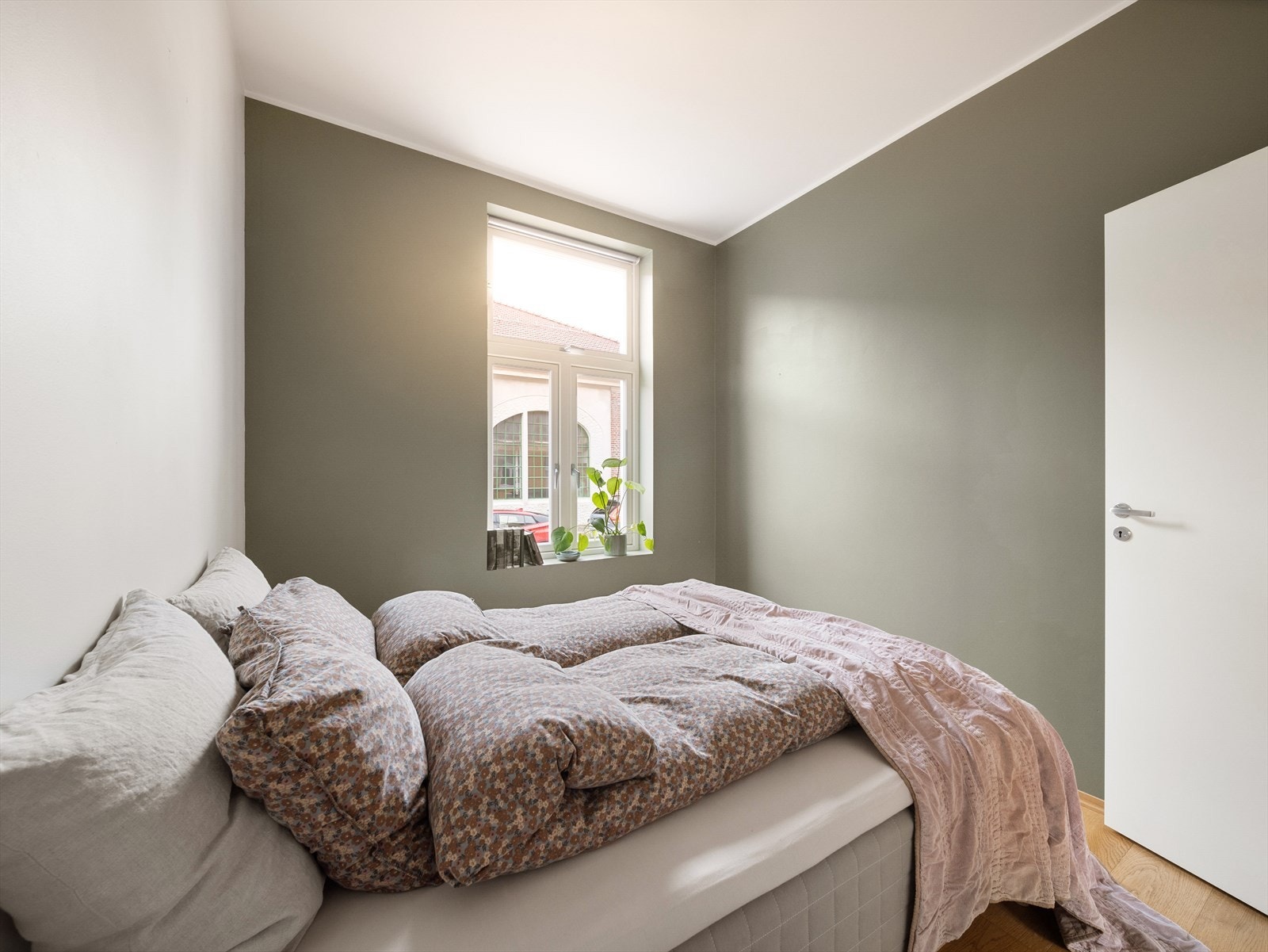 Soverommet er av god størrelse med plass til stor seng, nattbord og garderobeløsning Galleribilde