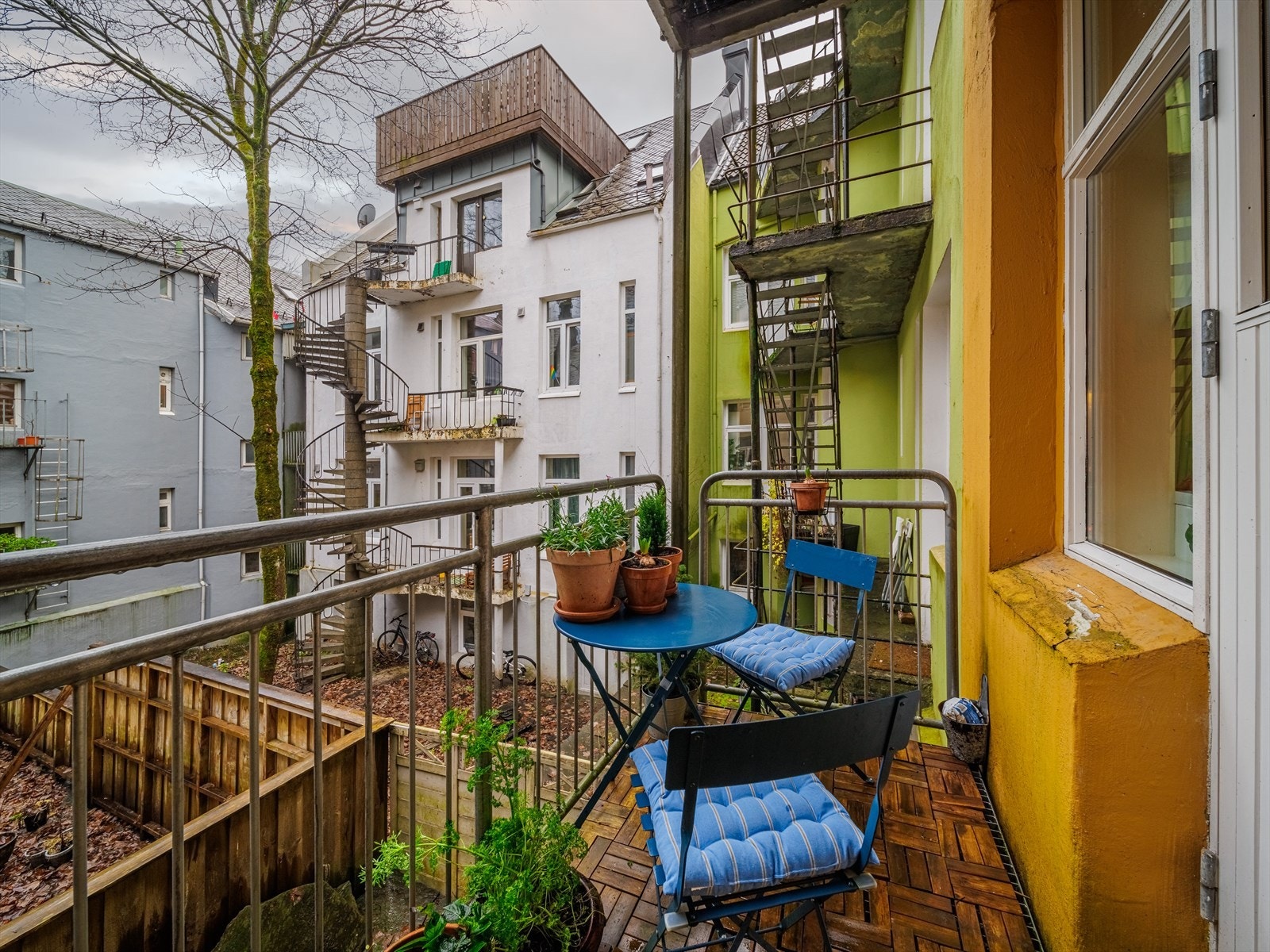 Fra kjøkkenet er det utgang til felles altan med rømningsvei ned til bakgård Galleribilde