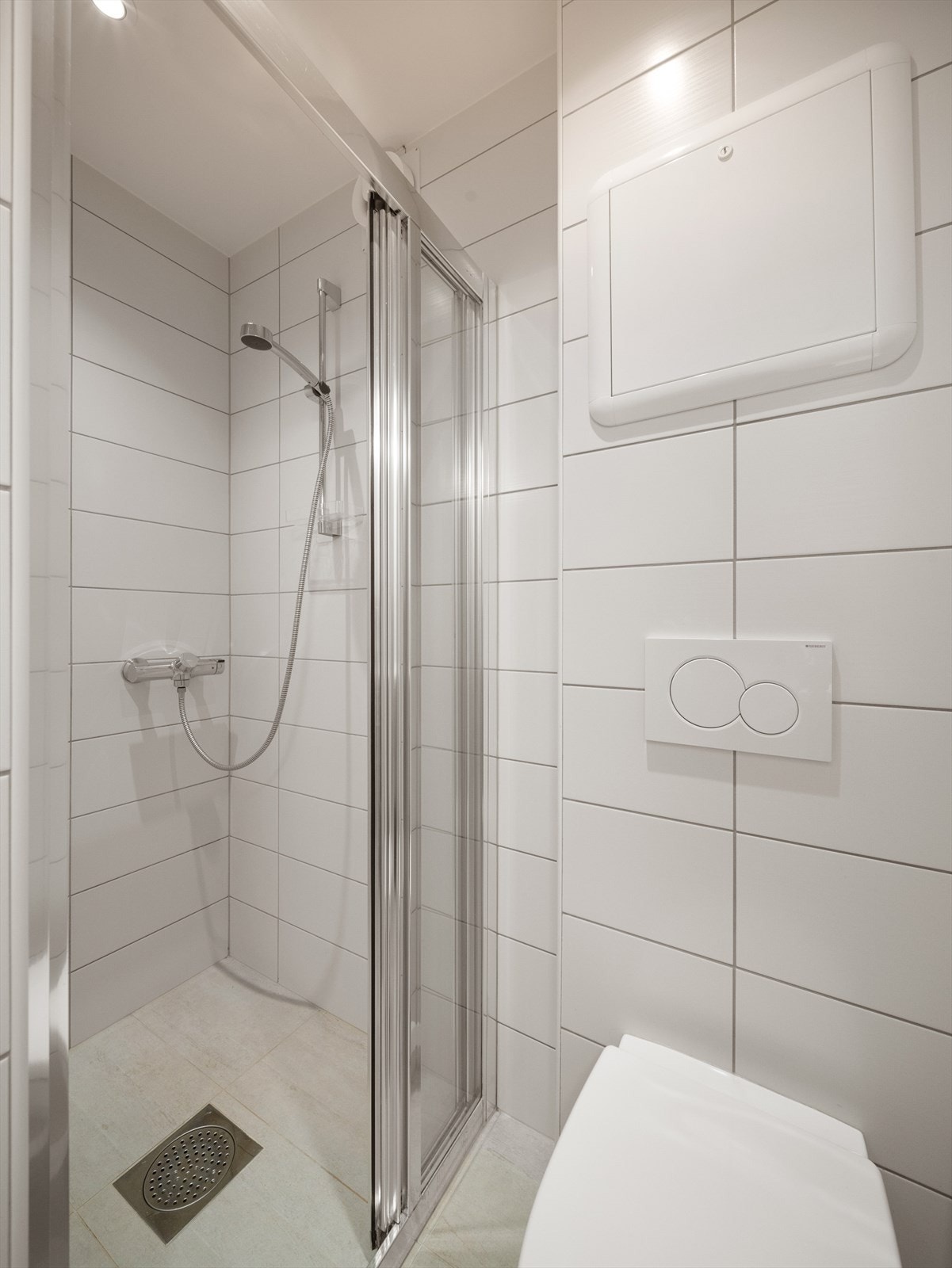 Stor dusjnisje, "rør-i-rør"-system og vegghengt toalett Galleribilde