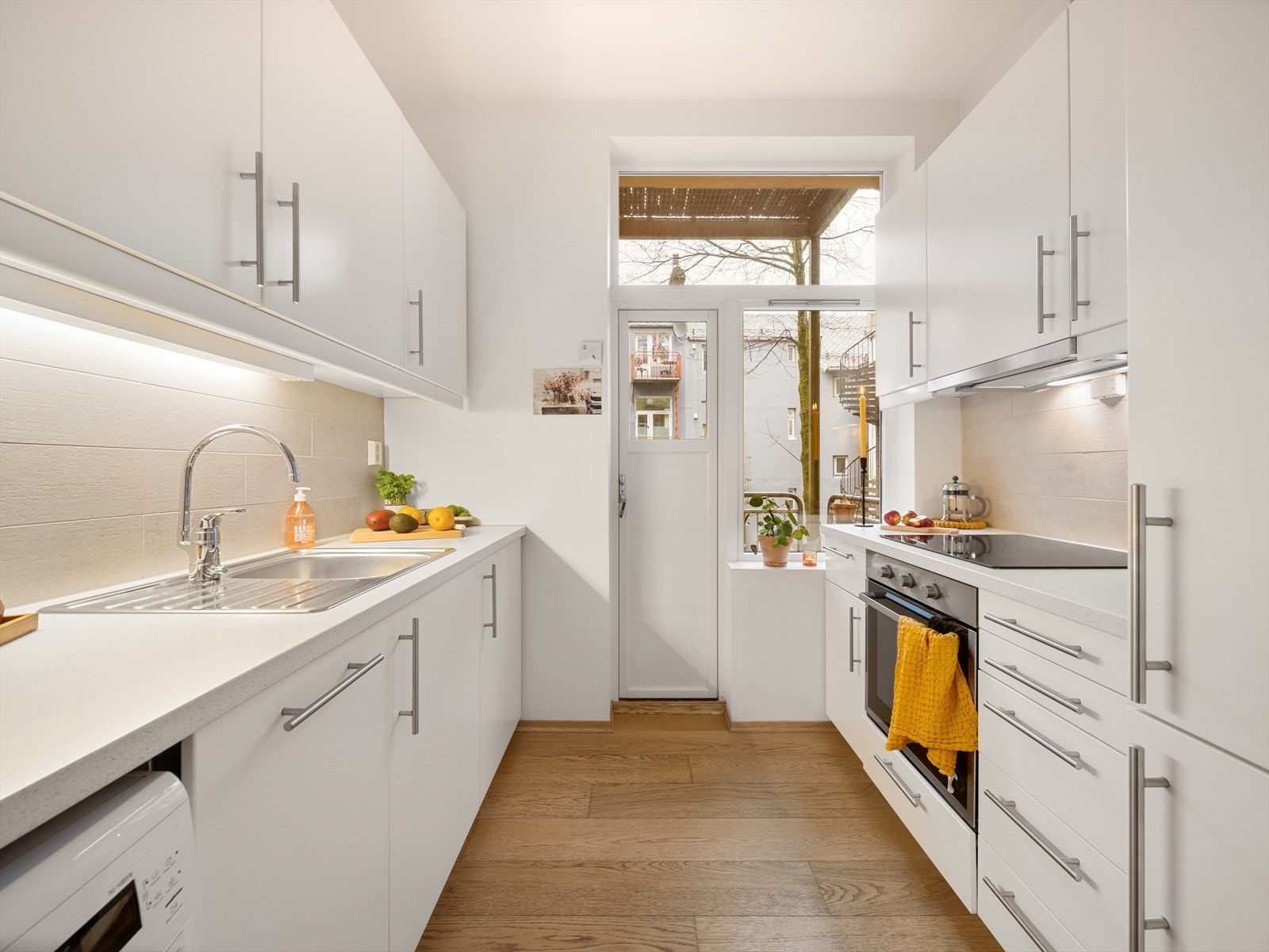 Integrerte hvitevarer som stekeovn, platetopp og oppvaskmaskin. Tilstrekkelig med skap- og benkeplass, samt flislagt vegg over benkeplaten. Galleribilde