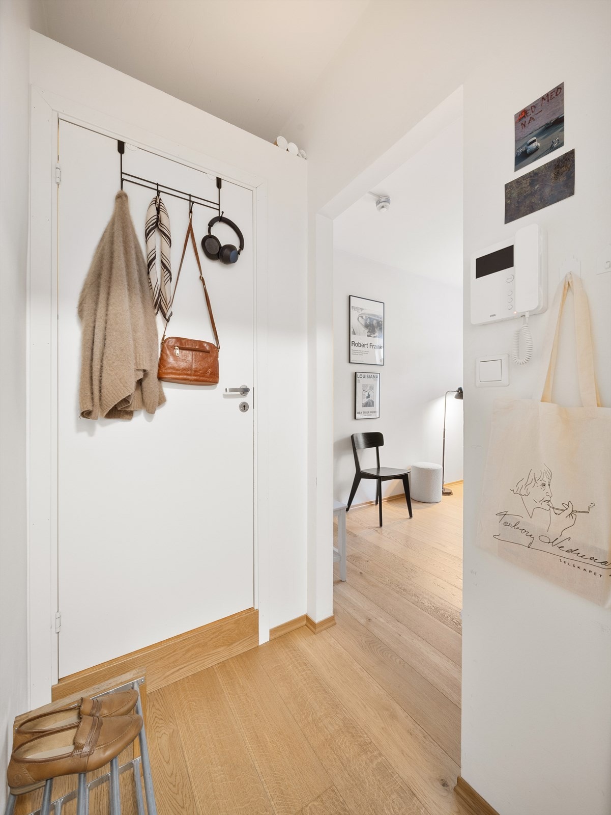 Entré/gang med praktisk lagringsplass over deler av bad Galleribilde