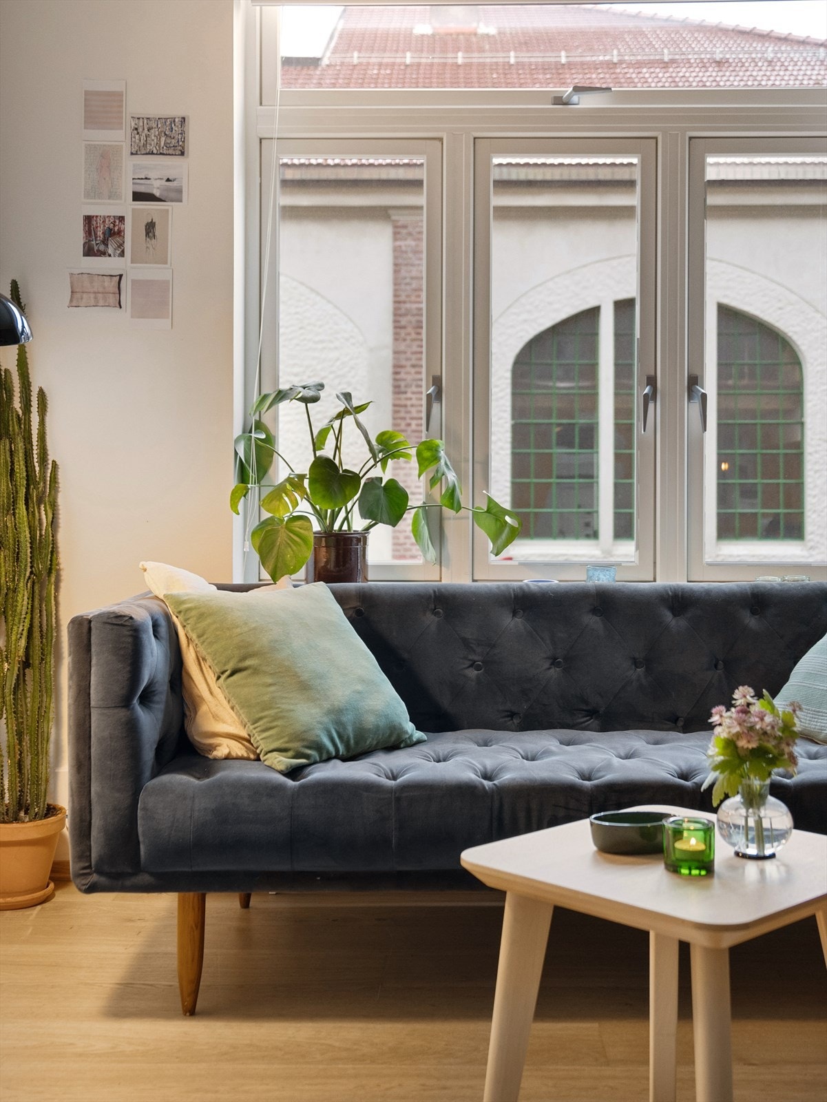 Nydelig 1-stavs eikeparkett på gulv og slette malte veggflater Galleribilde