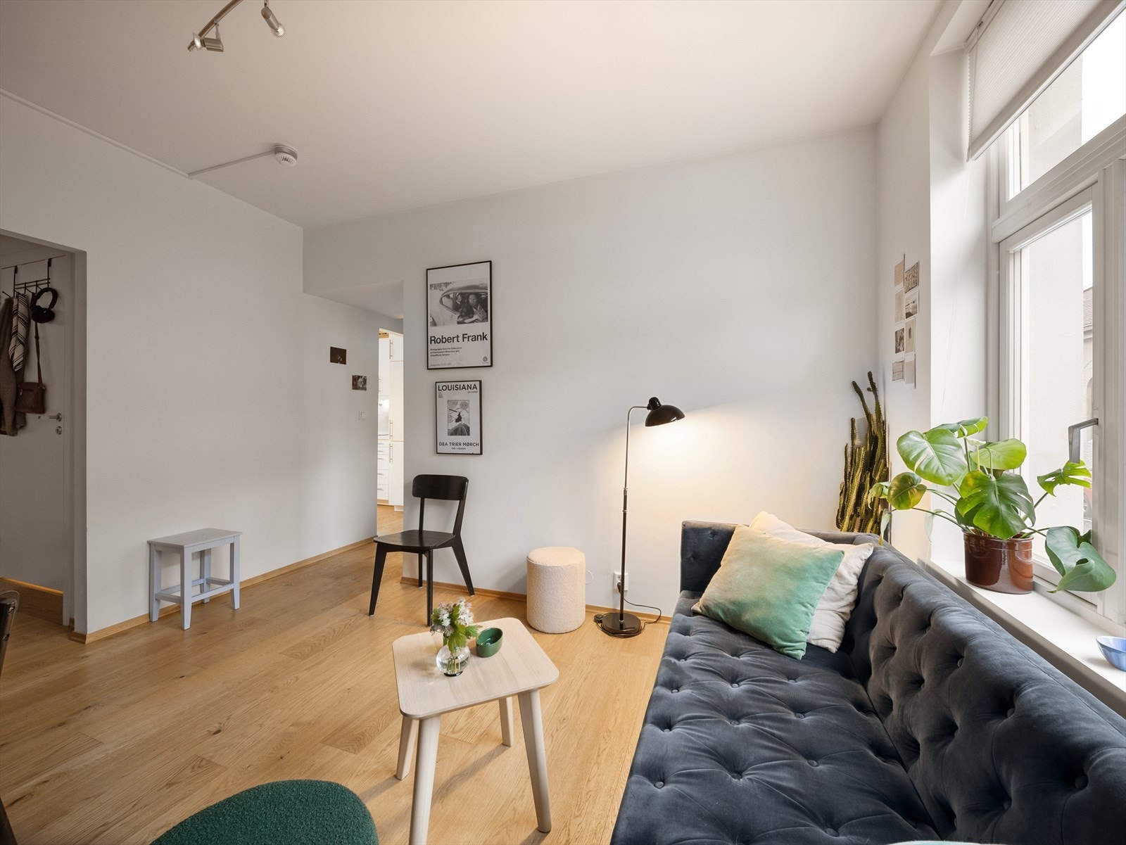 Store vindusflater i stuen gir et godt lysinnslipp. Takhøyde på hele 2,72 m. Galleribilde