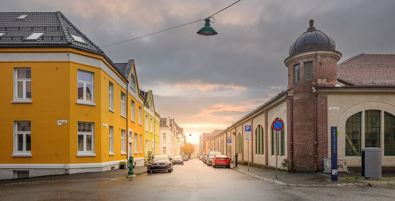 Sameiet består av 7 leiligheter. Det er soneparkering og offentlige ladepunkt like ved. Galleribilde