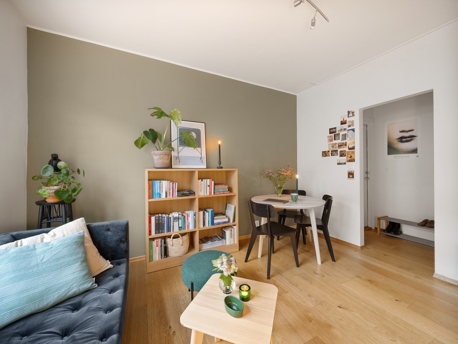 Rommets utforming gir anledning til å innrede i ulike soner, med plass til sofagruppe, tv-møblement og spisebord Galleribilde