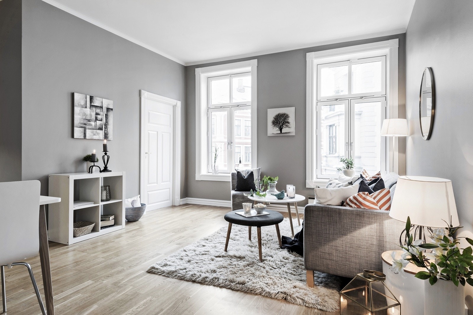 Romslig stue med store vindusflater. Galleribilde