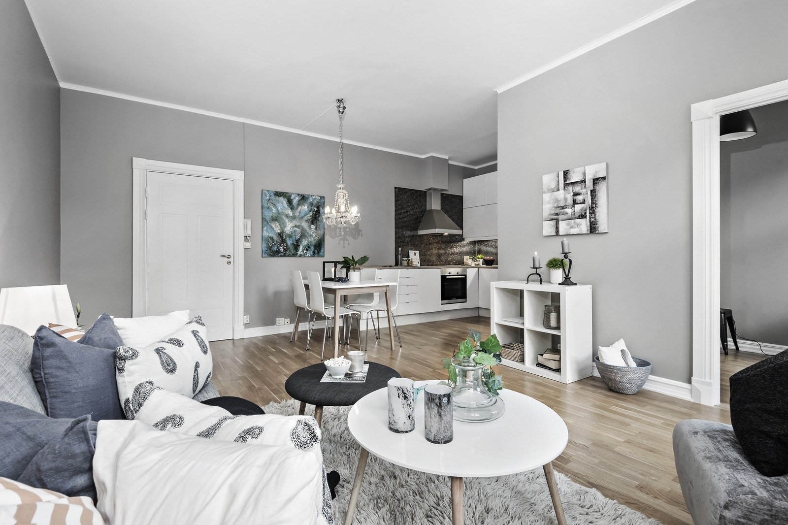 Stuen har plass til flere sittegrupper. Galleribilde