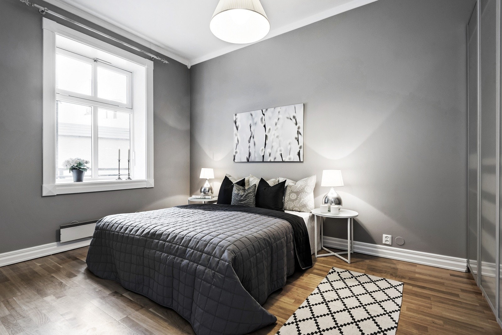 Soverom med plass til dobbelseng og garderobe. Galleribilde