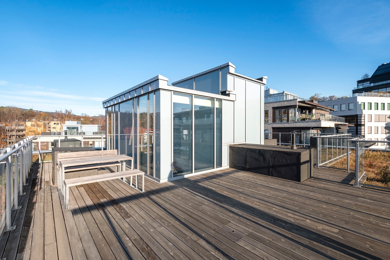 Felles takterrasse hvor en kan nyte godt selskap på varme sommerdager Galleribilde