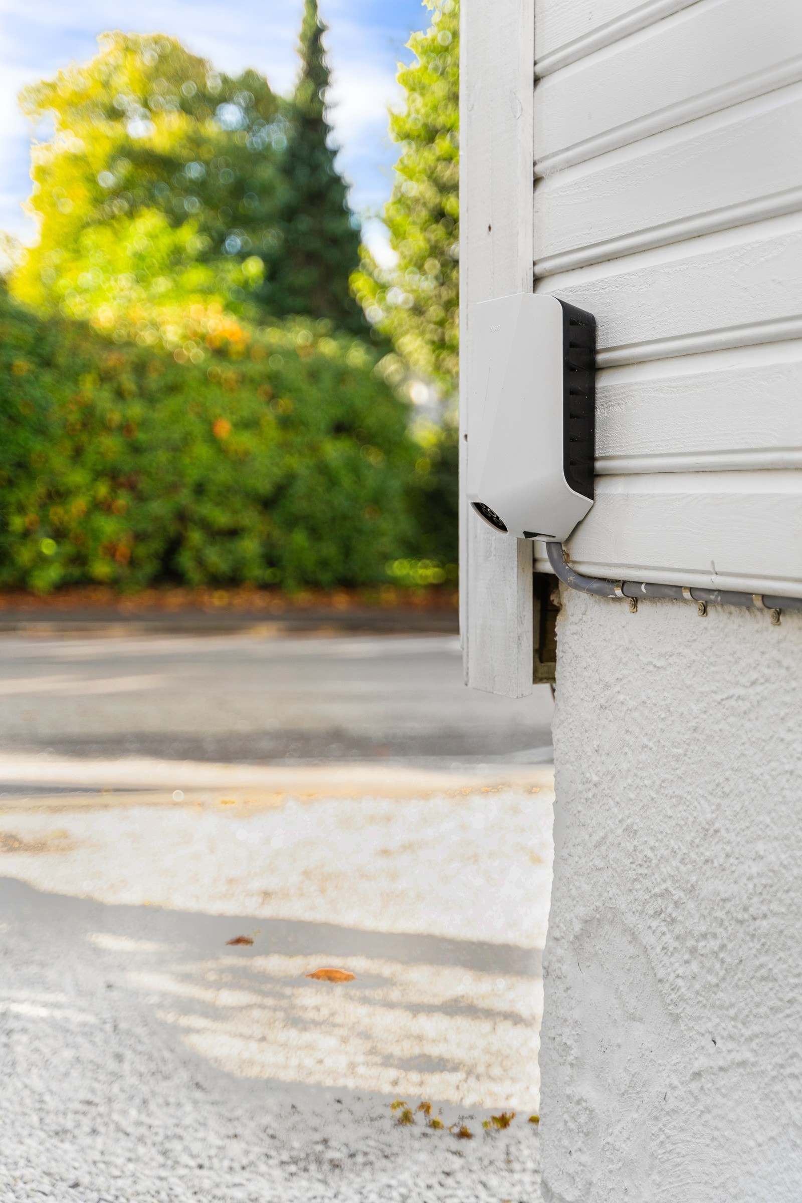 Parkering på felles tomt. Det er montert El-bil lader på plassen som har vært disponert av selger. Galleribilde