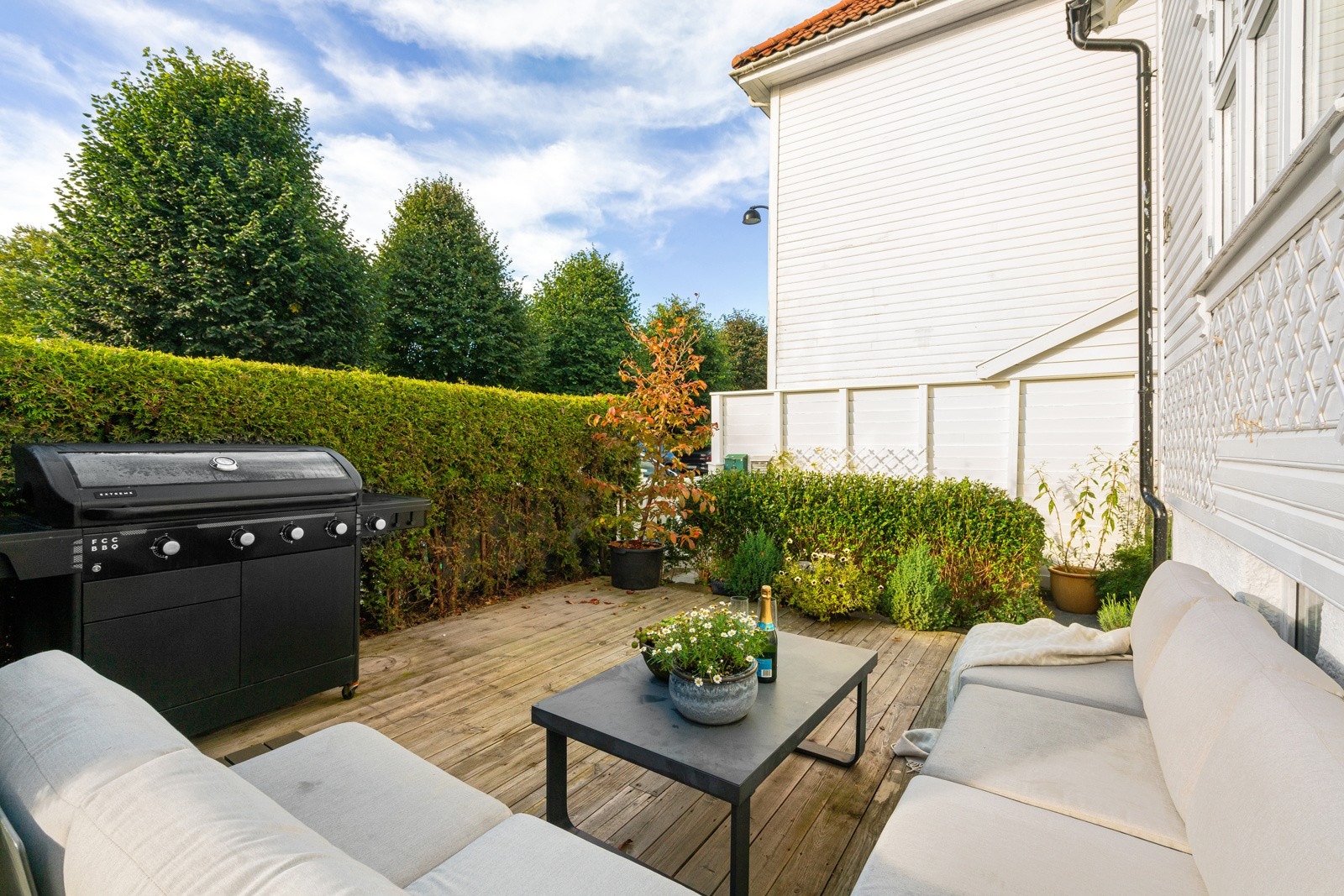 Her får man sol mellom 10-18 på sommerstid opplyser selger. Galleribilde