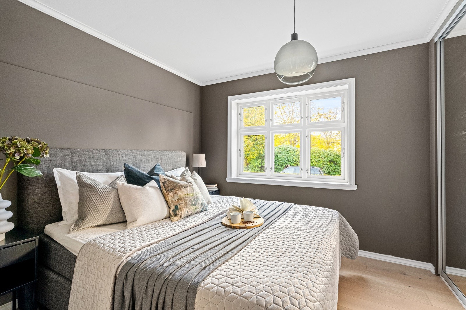 Hovedsoverommet er romslig og har god plass til stor seng og garderobeløsning. Galleribilde