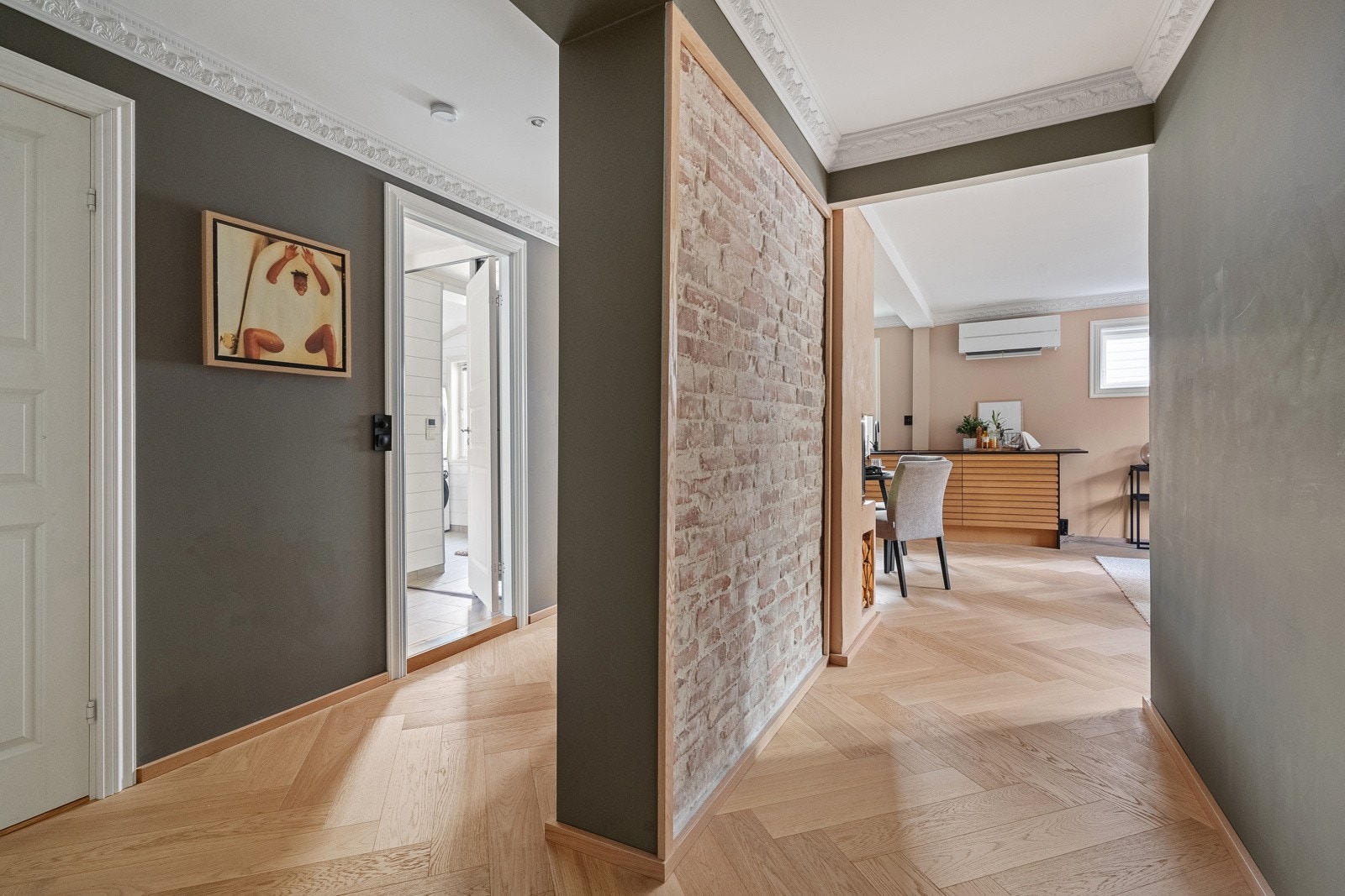 Innbydende entrè med en orginal murvegg i senter. Galleribilde