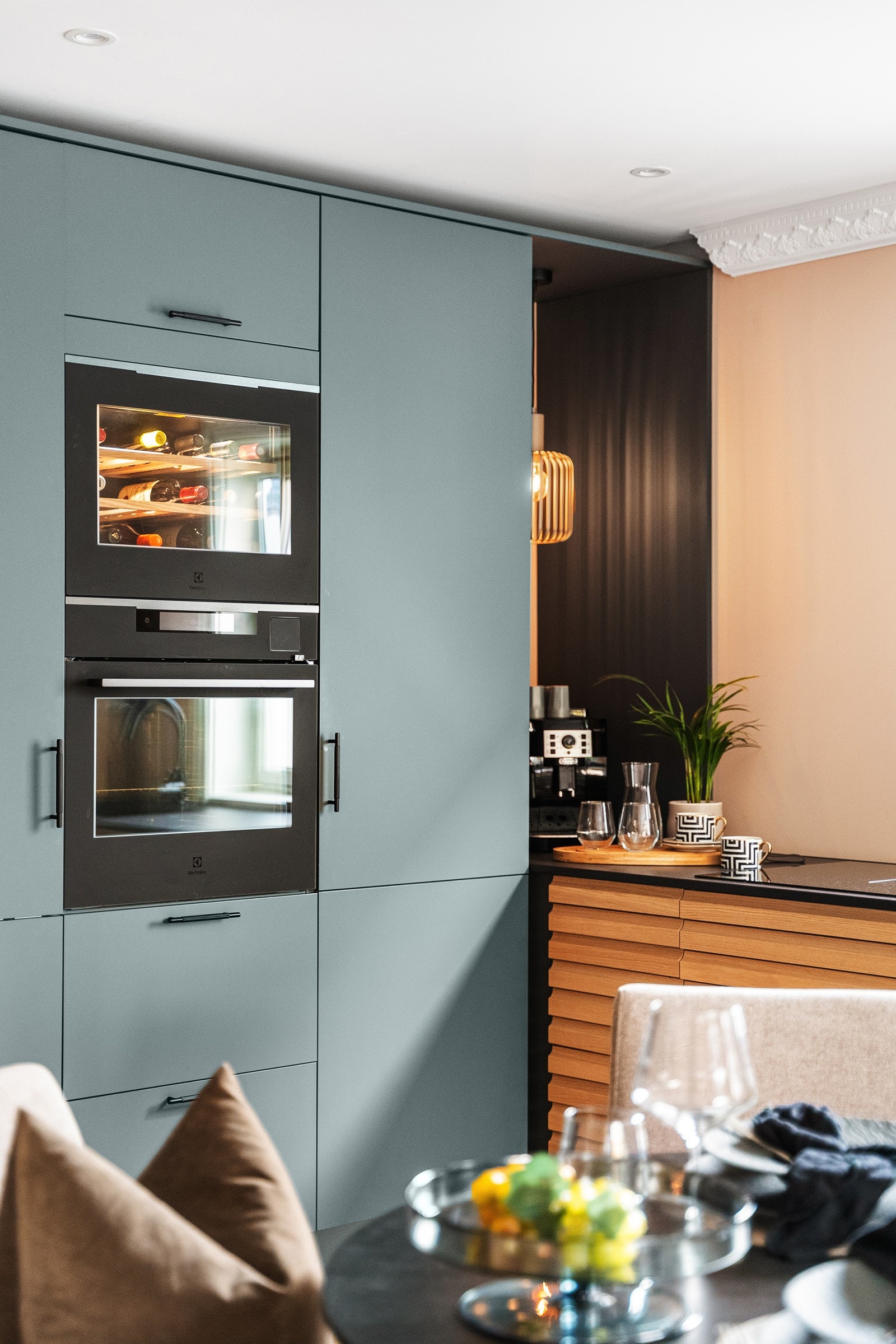 Kjøkkenet er ytstyrt med blant annet dampovn i toppklasse med assistentfunksjoner. Galleribilde