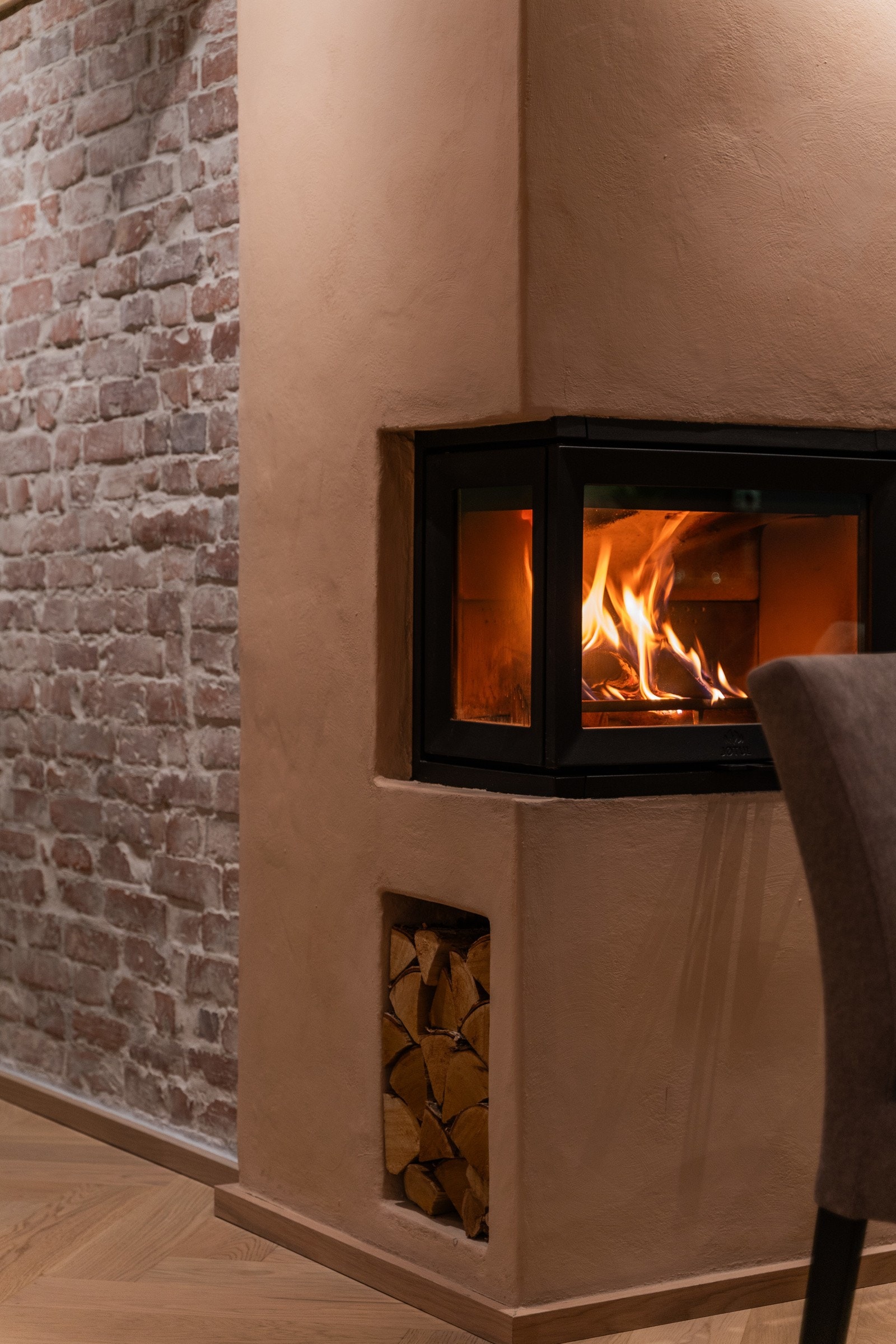 Vedovnen i stuen tilfører både varme og atmosfære, samt skaper et naturlig samlingspunkt i rommet. Galleribilde