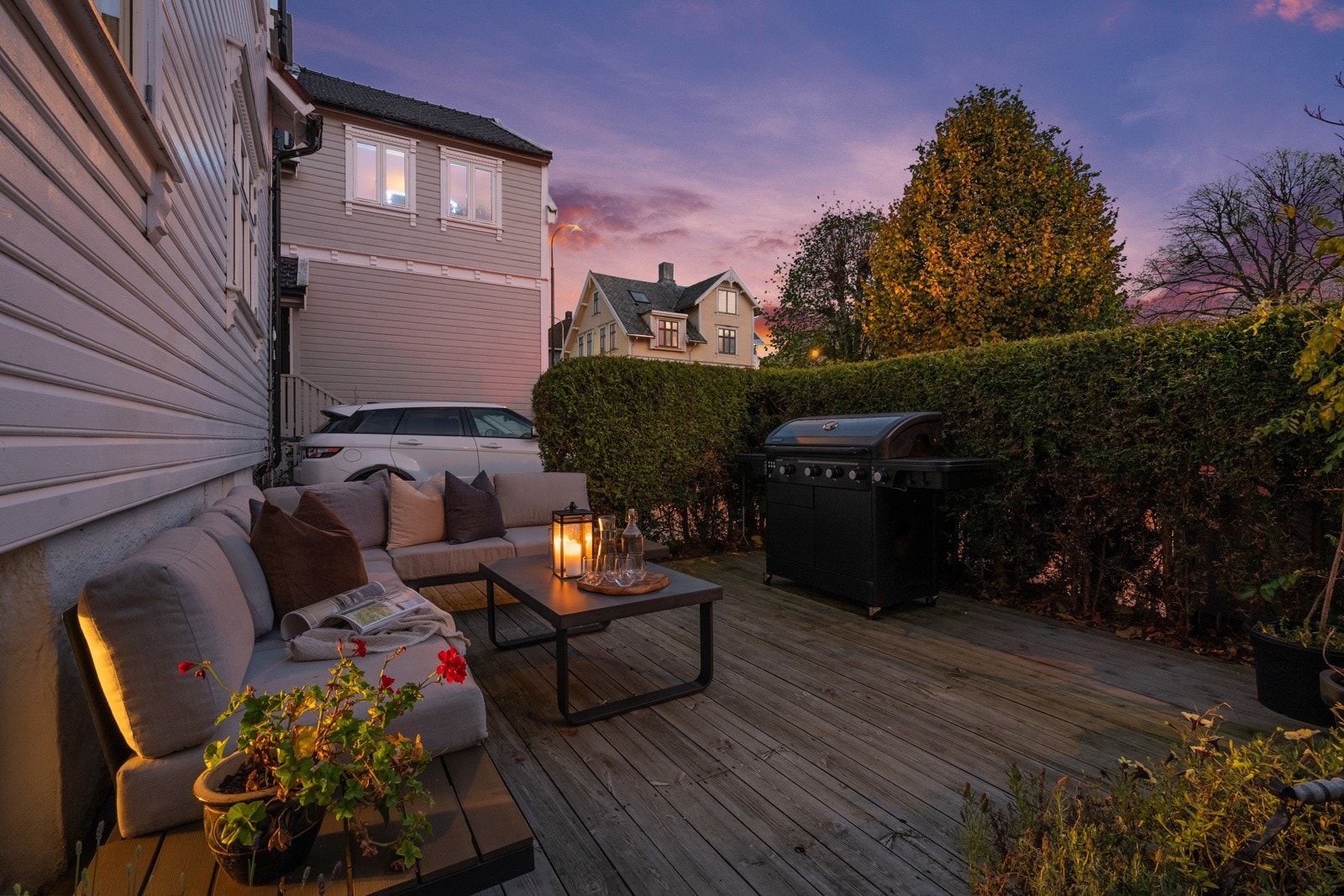 Uteområdet er pent opparbeidet med beplantning som gir et trivelig og innbydende miljø. Galleribilde