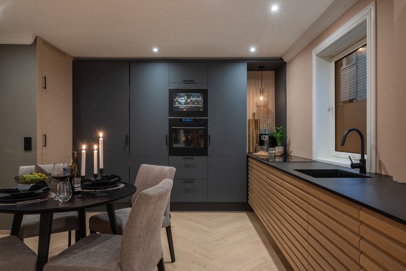 Kjøkkenet byr også på vinskap, stedbygd fryser og dekton benkeplate. Galleribilde