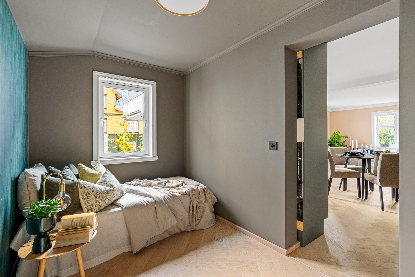 God plass til seng og garderobe med smart adkomst via kjøkken. Galleribilde