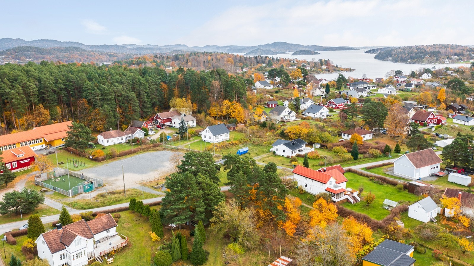 Sandøya Montessori skole (1.-10.trinn) ligger rett over veien. Galleribilde