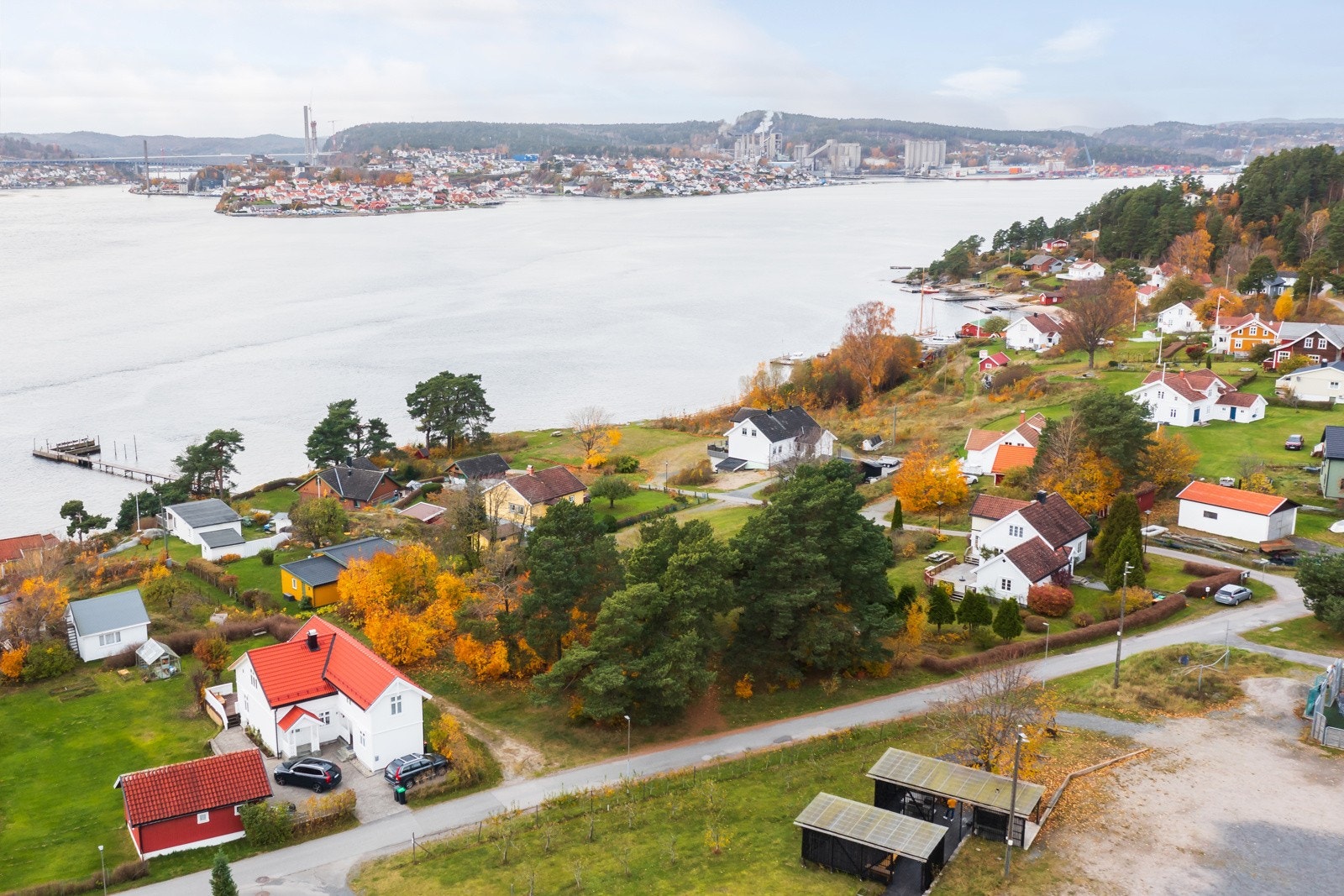 Øya består forøvrig av flere fritidsboliger og campingplass nord på øya. Flotte turområder med et nett av merkede stier i skogen og gangbru over til Løvøya. Galleribilde