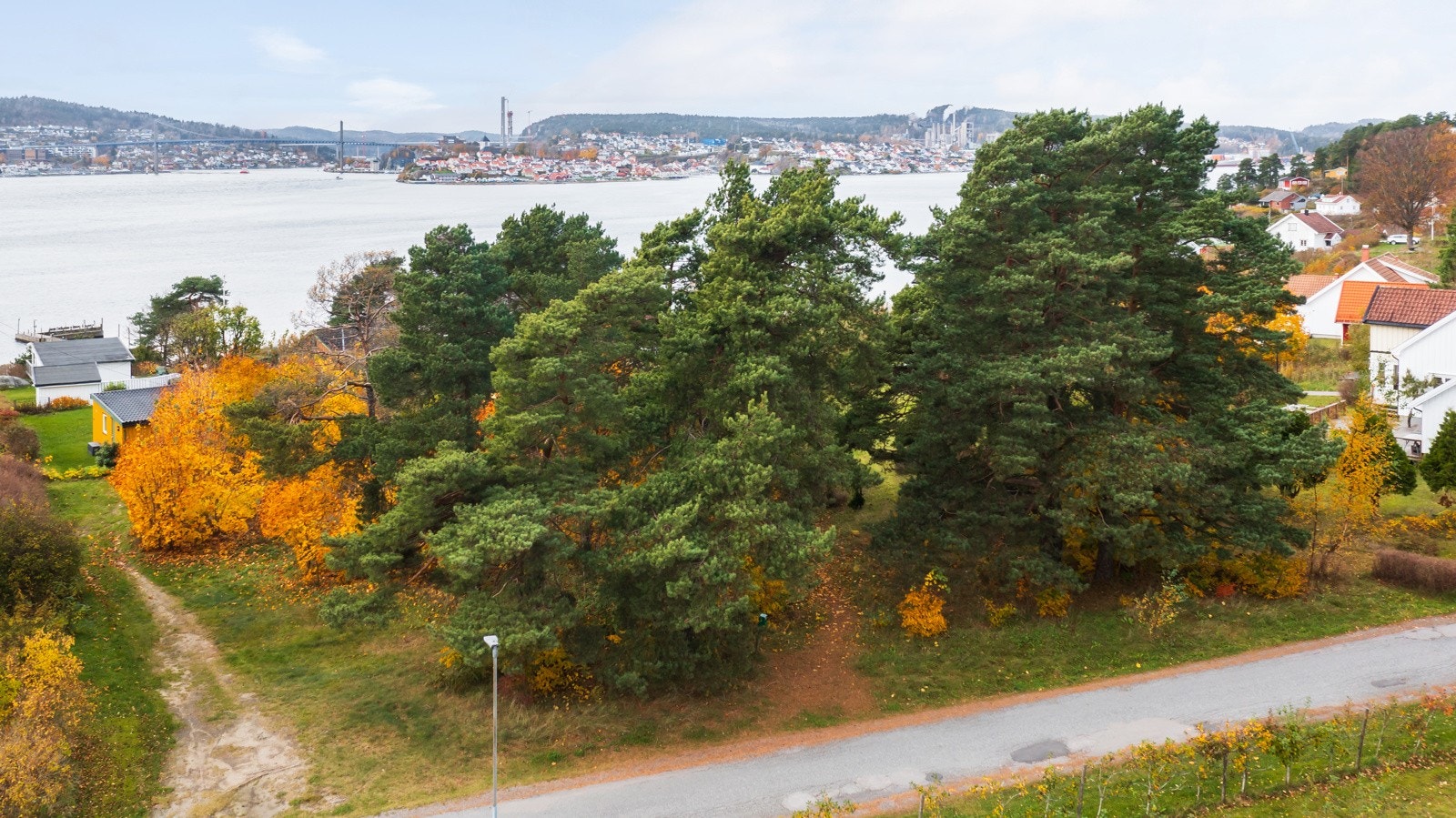 Det er bilvei frem til tomten og fergeforbindelse til Brevik med jevnlige avganger. Galleribilde