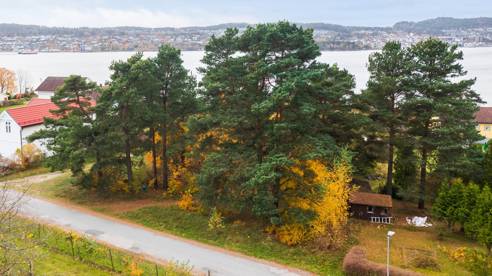 PrivatMegleren har gleden av å presentere Nordre Maiensveg 22 - En ubebygget tomt i naturskjønne omgivelser på vakre Sandøya. Galleribilde