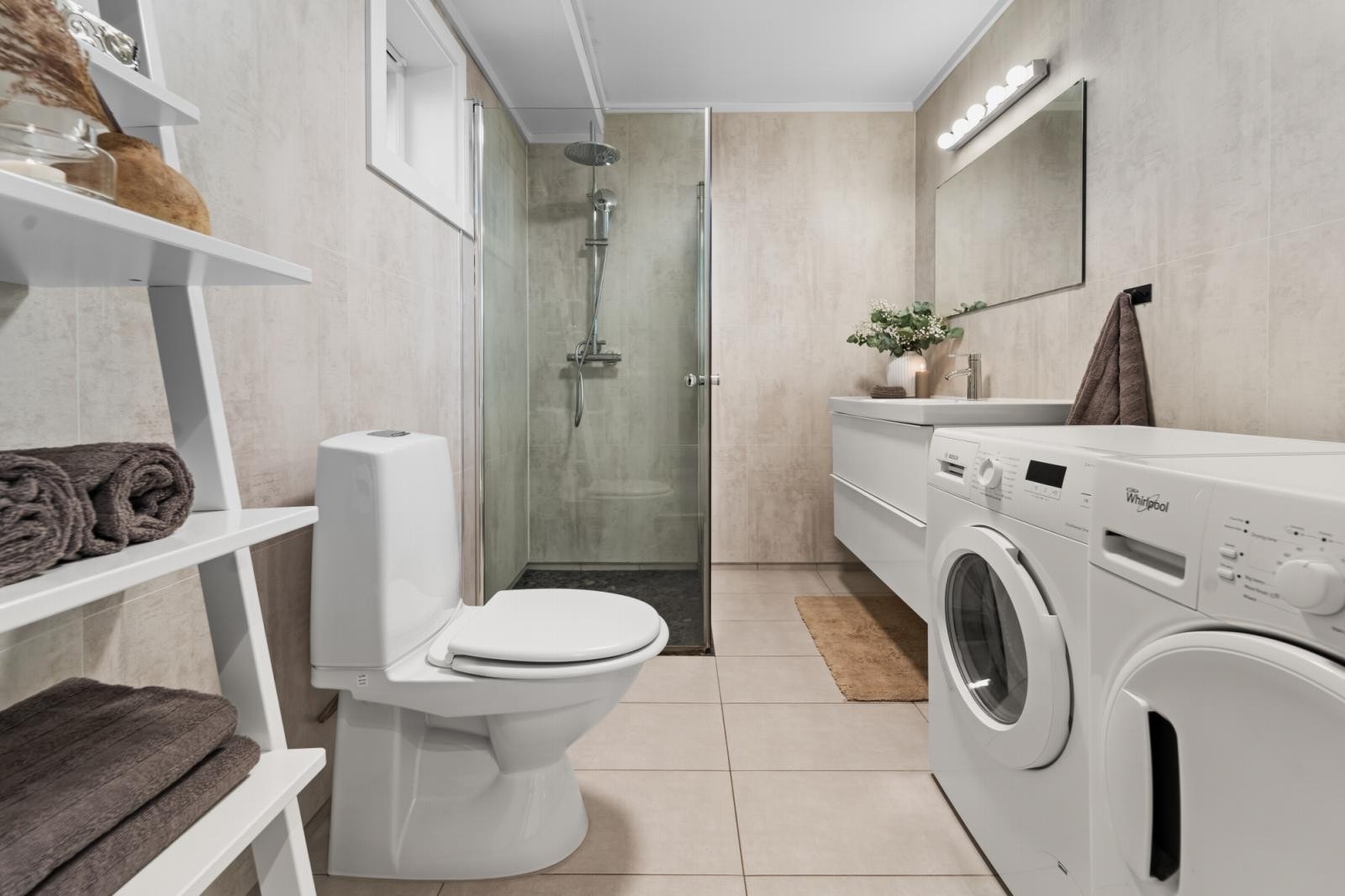 Pent flislagt bad med varmekabler i gulv og opplegg for vaskemaskin Galleribilde