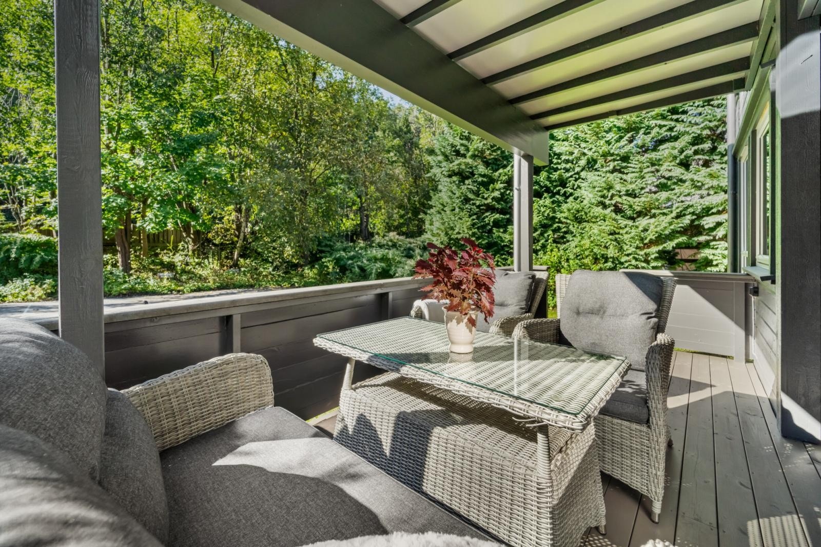 Koselig usjenert uteområde med platting og hage Galleribilde