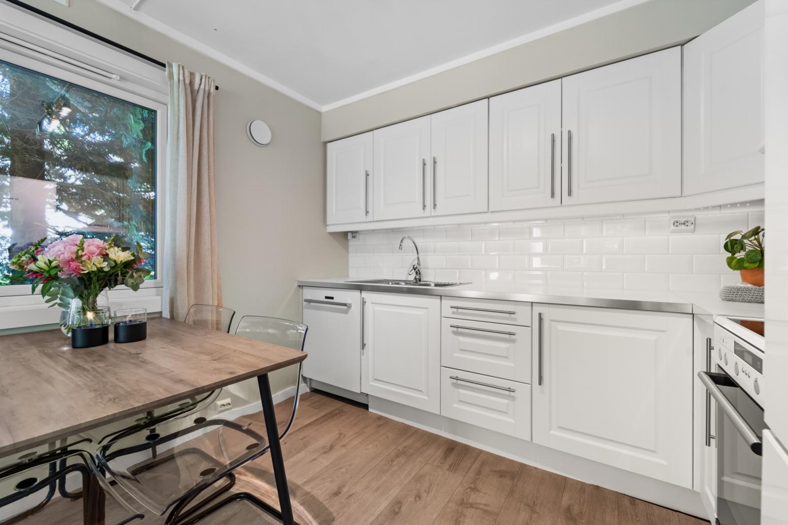 Pen kjøkkeninnredning med god benk- og skapplass Galleribilde