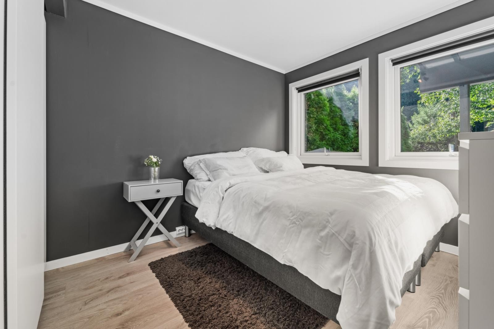 Soverom med god plass til dobbeltseng og garderobeskap Galleribilde