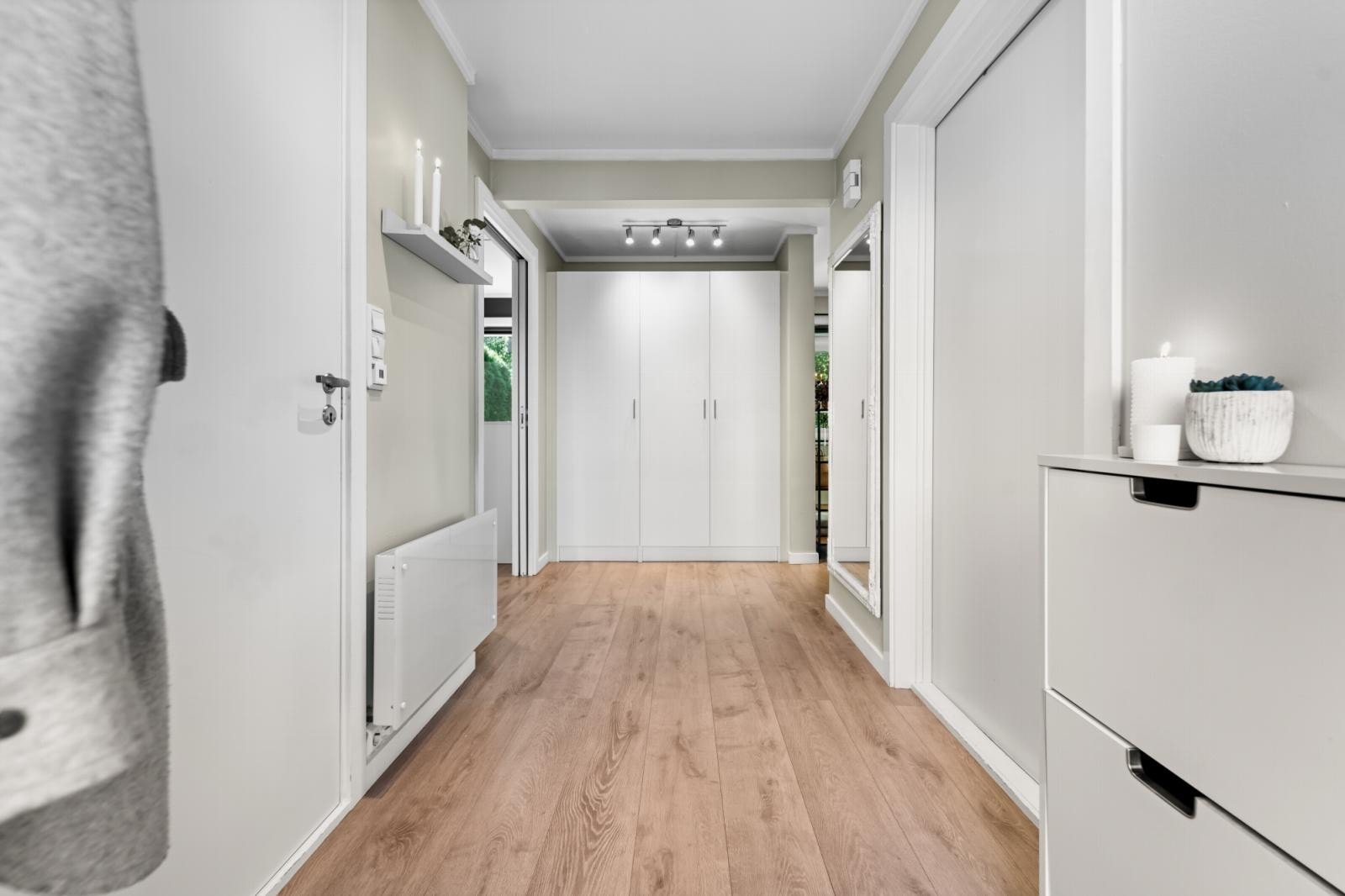 Romslig gang med garderobeløsning Galleribilde
