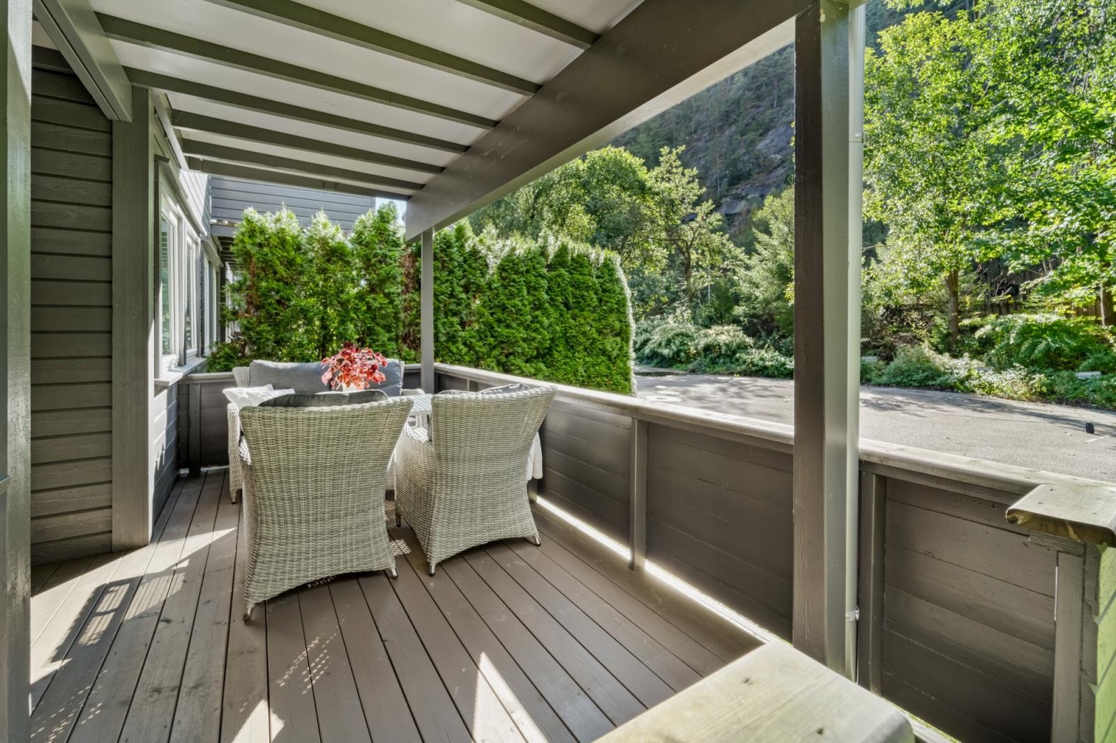 Overbygd terrasse med plass til utemøbler Galleribilde