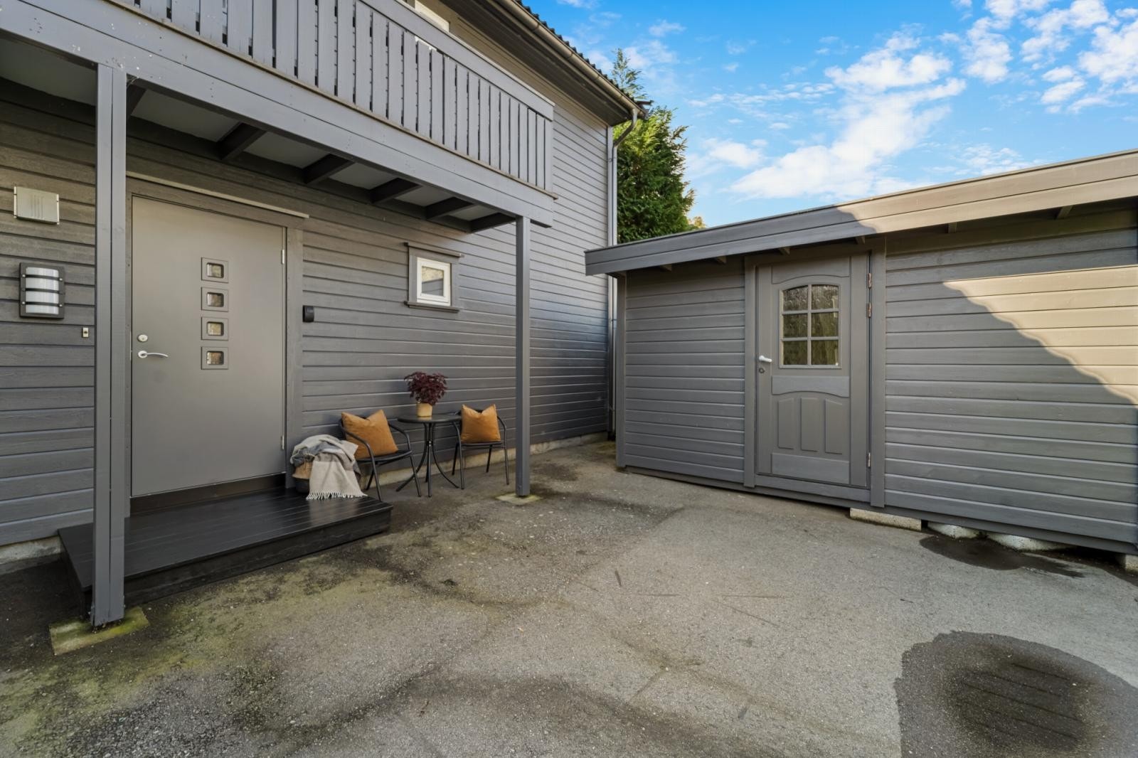 Like utenfor finner vi en bod som tillhører leiligheten Galleribilde