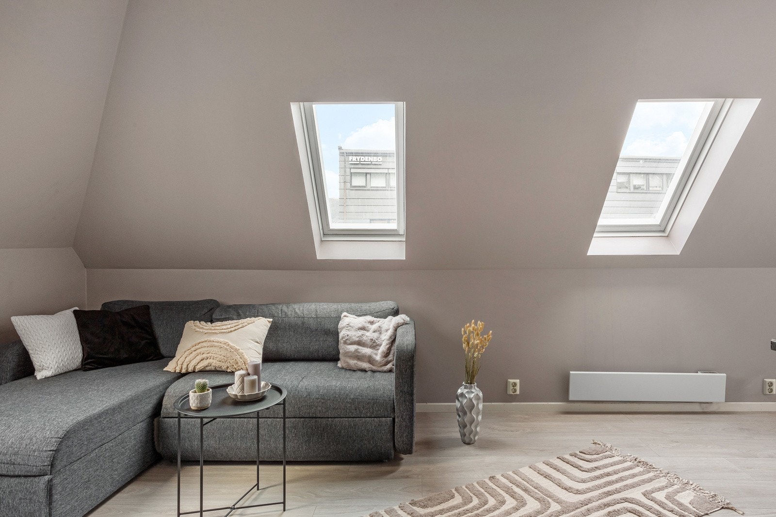 Rommet har flere store vinduer som slipper inn rikelig med naturlig dagslys Galleribilde