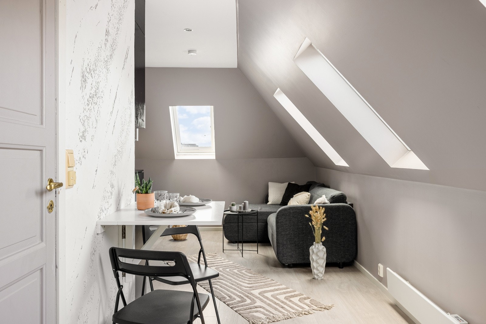 Stuen er i en åpen løsning sammen med kjøkkenet. Galleribilde