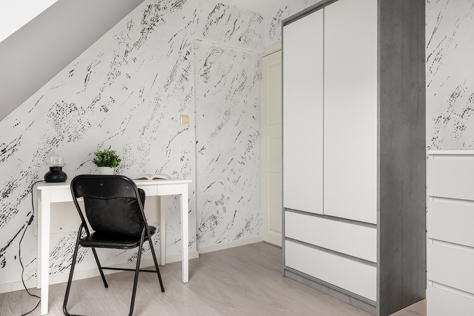 På begge rommene er det plass til seng, nattbord og garderobe. Galleribilde