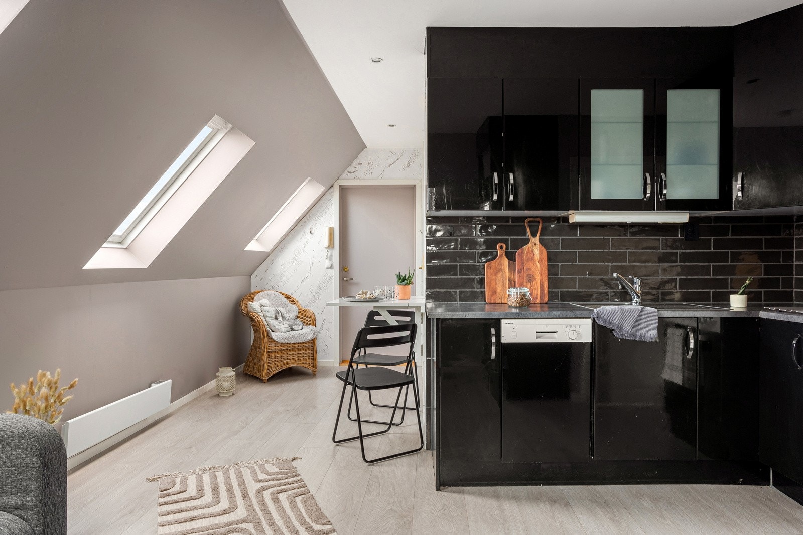 I tillegg til naturlig lysinnslipp er det spotter i taket som kan dimmes etter ønsket stemning. Galleribilde