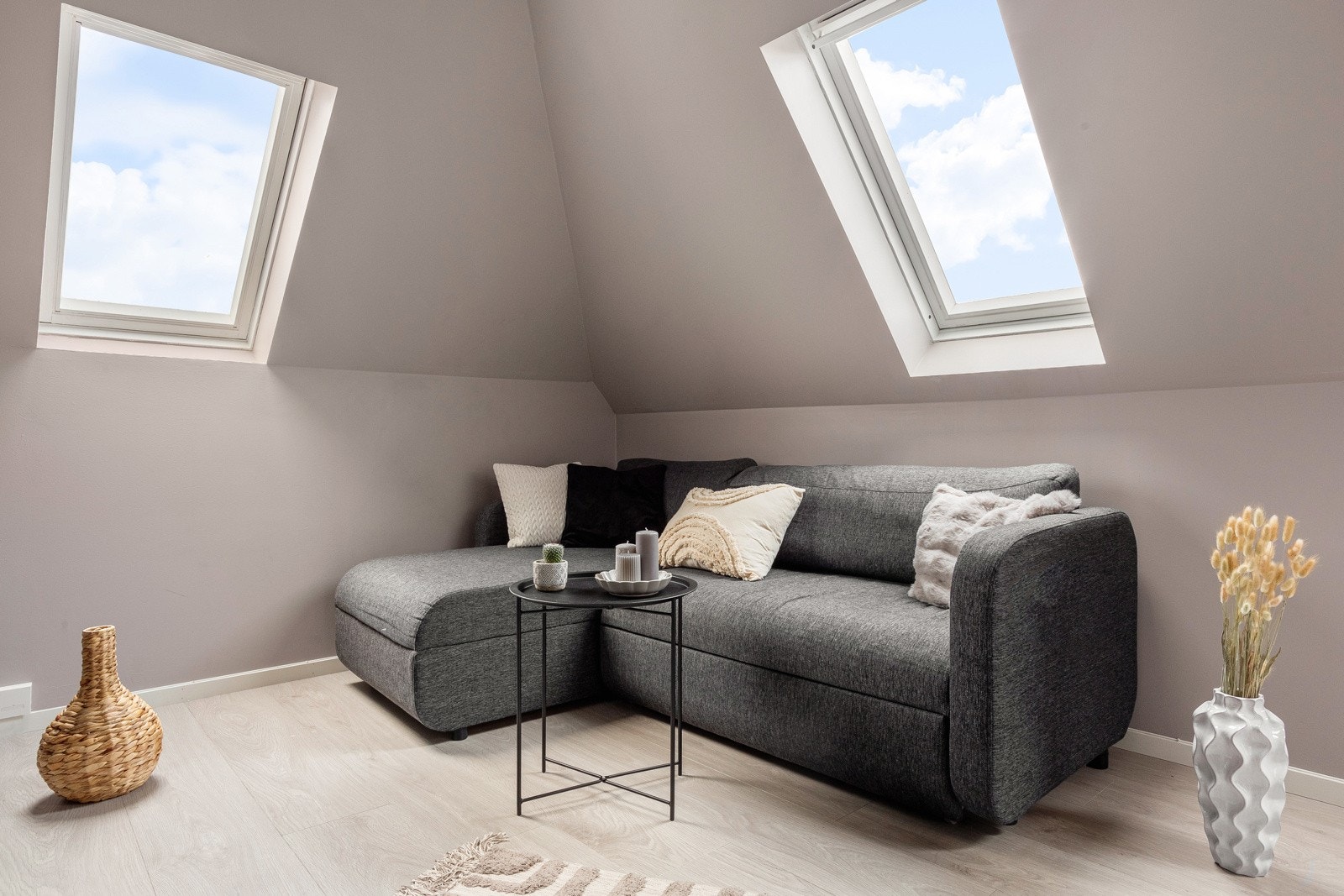 Gulvet er lagt med en lys og fin laminat, og veggene er malt i en tidsriktig og lun farge. Galleribilde