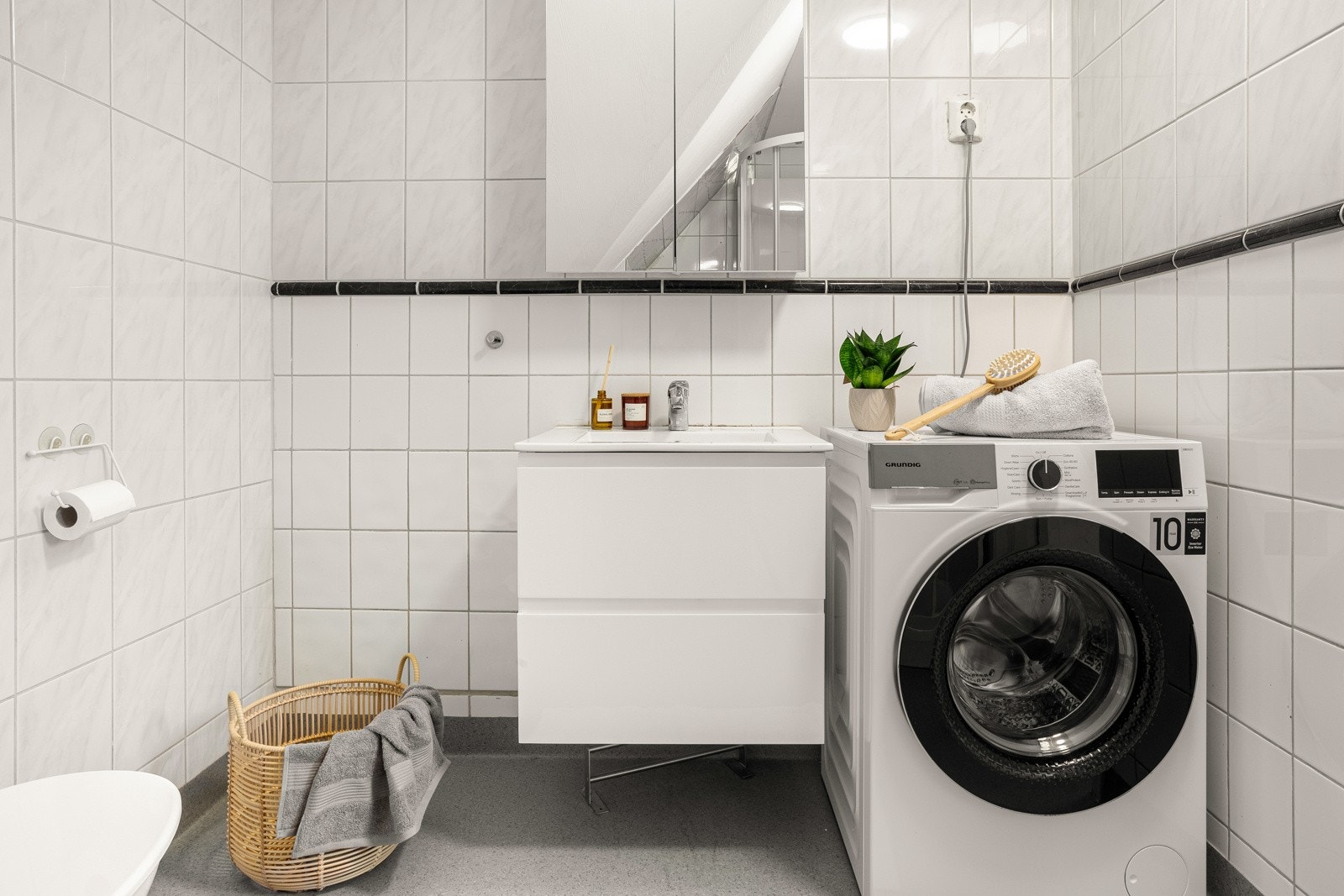 Badet har varmekabler i gulv samt lyse, fliselagte vegger. Galleribilde