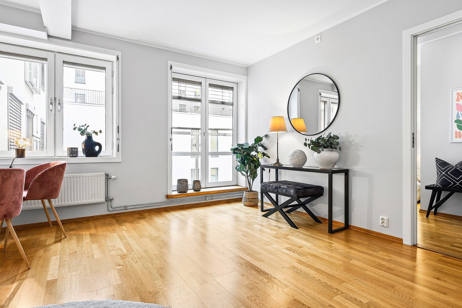 Leiligheten vender i sin helhet ut mot rolig bakgård Galleribilde