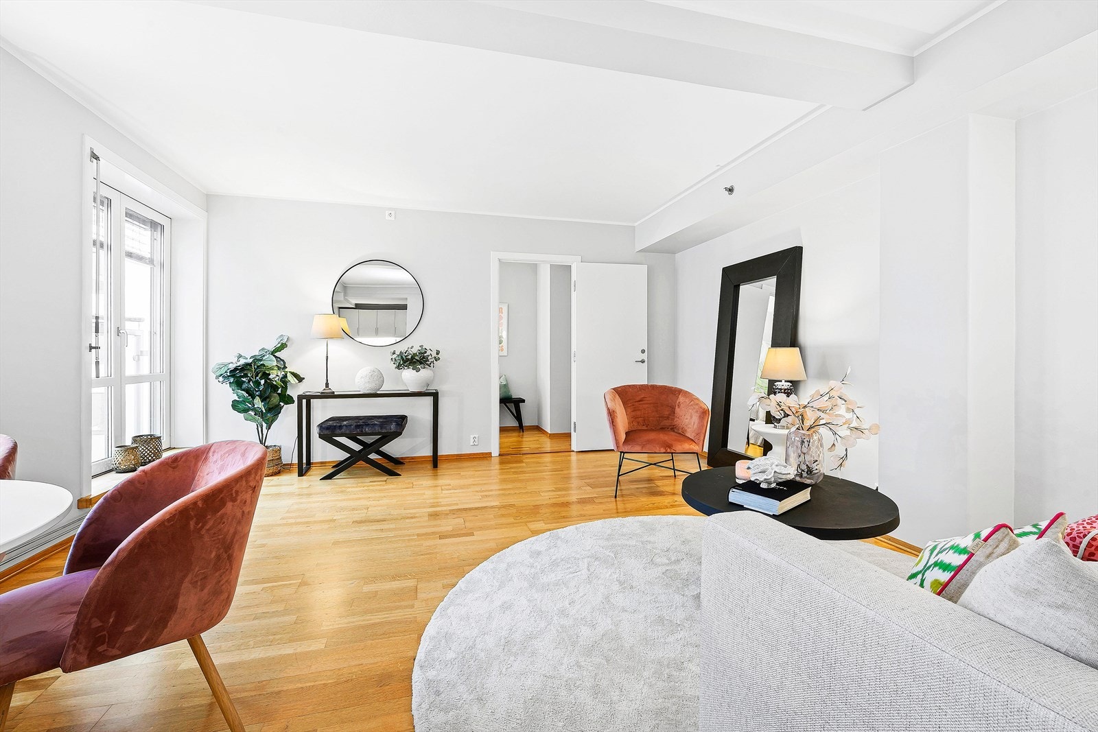 Stue hvor det er plass til sofagruppe, spisebord og TV-benk Galleribilde