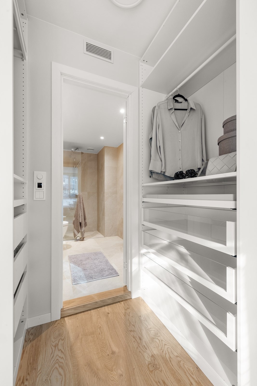 Garderobe med adkomst til badet. Galleribilde