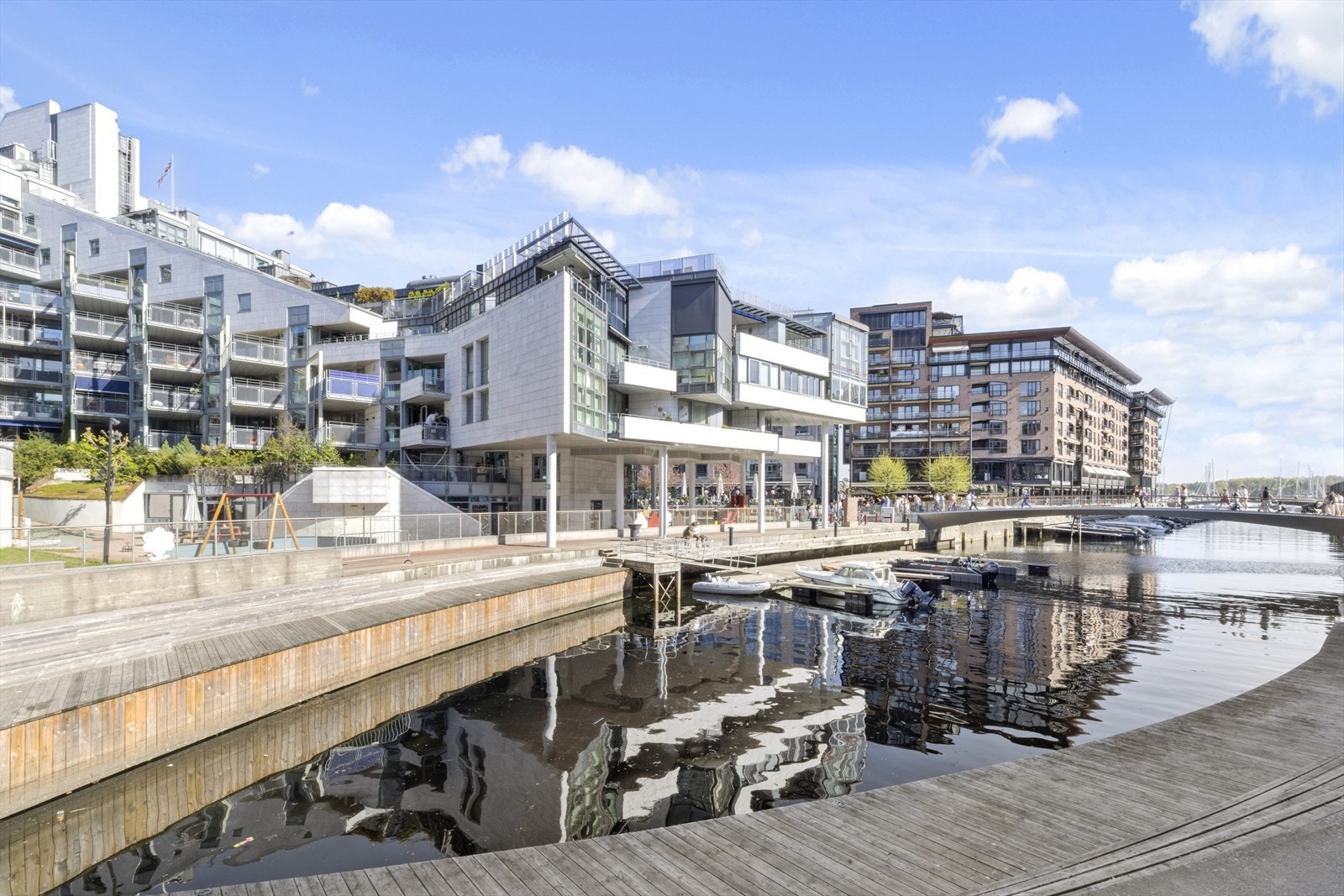 Sjønær beliggenhet på Aker Brygge. Galleribilde